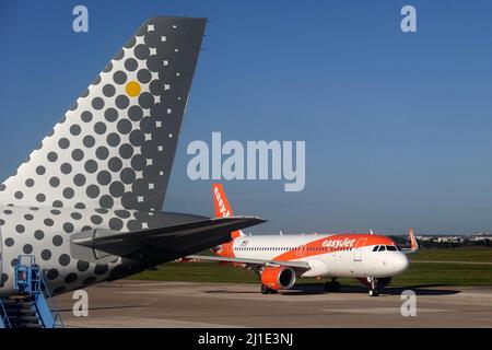 04.10.2021, Frankreich, , Paris - Flugzeug von easyjet und vertikales Heck von Vueling am Flughafen Orly. 00S211004D547CAROEX.JPG [MODELLVERSION: NEIN, EIGENTUM R Stockfoto