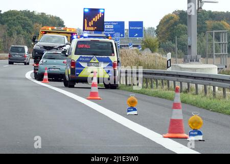 17.10.2021, Deutschland, Brandenburg, Genshagen - Unfallort am A10 wird von der Polizei gesichert. 00S211017D454CAROEX.JPG [MODELLVERSION: NEIN, EIGENTUM Stockfoto