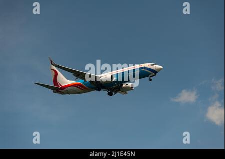 29.11.2021, Singapore, , Singapur - Ein Frachtflugzeug der chinesischen Fluggesellschaft Tianjin Air Cargo in einer ZTO Express Lackierung vom Typ Boeing 737-800 mit Stockfoto