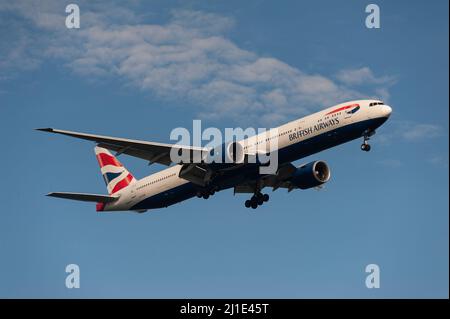 29.11.2021, Singapore, , Singapur - Ein Passagierflugzeug der British Airways Boeing 777-300 er mit der Registrierung G-STBB auf dem Weg zur Changi Internation Stockfoto