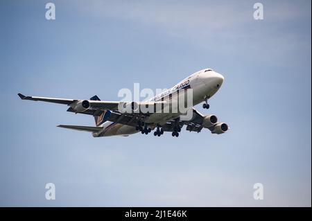 29.11.2021, Singapur, , Singapur - Eine Boeing 747-400 F von Singapore Airlines Cargo mit der Registrierung 9V-SFP nähert sich Changi International Stockfoto