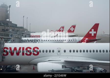 14.12.2021, Schweiz, , Zürich - die Passagierflugzeuge von Swiss Airlines und Helvetic Airways parken auf ihren Standplätzen auf dem Vorfeld der Zurich Air Stockfoto