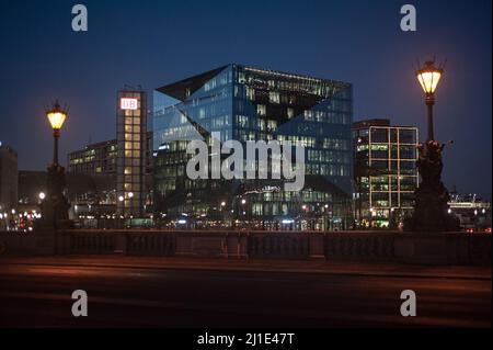 16.12.2021, Deutschland, , Berlin - Europa - Blick auf das futuristische 3XN Cube Berlin Gebäude und den Berliner Hauptbahnhof am Washingtonplatz, nördlich von Berlin Stockfoto