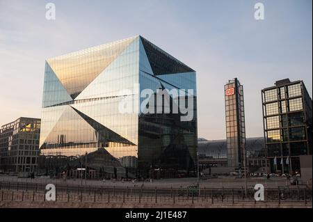 22.12.2021, Deutschland, , Berlin - Blick auf das futuristische Gebäude des Cube Berlin 3XN und den Berliner Hauptbahnhof am Washingtonplatz nördlich der Spree Stockfoto