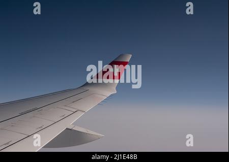 14.12.2021, Schweiz, , Zürich - Luftaufnahme auf dem Flug mit Airbus A220 von Swiss International Air Lines von Zürich nach Berlin mit Blick vom Stockfoto