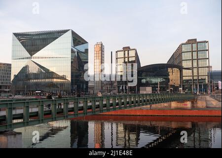 22.12.2021, Deutschland, , Berlin - Blick auf den Berliner Hauptbahnhof und das futuristische 3XN Cube Berlin Gebäude am Washingtonplatz, nördlich des Spree-Rives Stockfoto