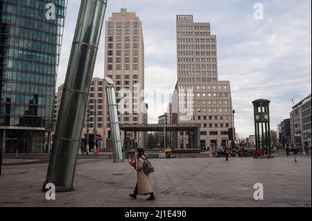 22.01.2022, Deutschland, , Berlin - Blick auf den Potsdamer Platz in den Berliner Bezirken Mitte und Tiergarten, mit den Hochhäusern des Beisheim Stockfoto