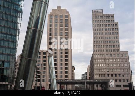 22.01.2022, Deutschland, , Berlin - Blick auf den Potsdamer Platz in den Berliner Bezirken Mitte und Tiergarten im Bezirk Mitte mit dem Hochhaus Stockfoto