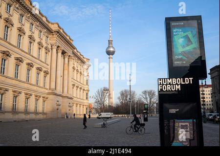 22.12.2021, Deutschland, , Berlin - Platz vor dem Humboldt Forum im wiederaufgebauten Berliner Schloss auf der Museumsinsel im Bezirk Mitte mit dem Ber Stockfoto