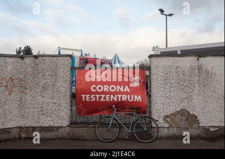 30.01.2022, Deutschland, , Berlin - Ein Banner hängt vor einem Corona-Testzentrum für kostenlose Covid-Schnelltests unweit des Mauerparks. 0SL220130D001KR Stockfoto