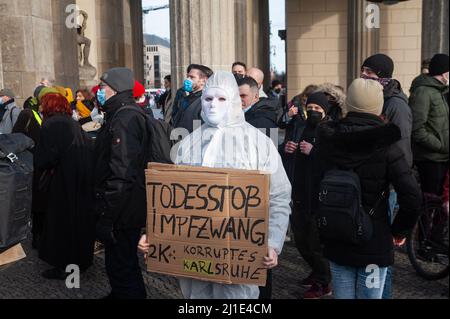 12.02.2022, Deutschland, , Berlin - Corona-Leugner, Impfgegner und Impfskeptiker protestieren während einer Demonstration auf dem Platz des 18 Maer Stockfoto