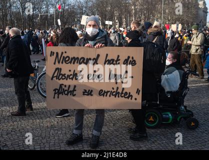 12.02.2022, Deutschland, , Berlin - Corona-Leugner, Impfgegner und Impfskeptiker protestieren während einer Demonstration auf dem Platz des 18 Maer Stockfoto