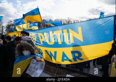 19.02.2022, Deutschland, , Berlin - Demonstration der in Berlin und Deutschland lebenden Ukrainer und Anhänger unter dem Motto Solidarität mit der Ukraine - Han Stockfoto