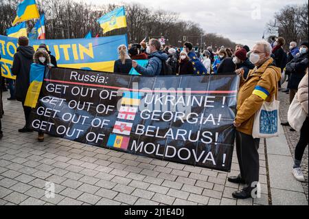 19.02.2022, Deutschland, , Berlin - Demonstration der in Berlin und Deutschland lebenden Ukrainer und Anhänger unter dem Motto Solidarität mit der Ukraine - Han Stockfoto