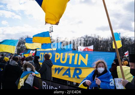 19.02.2022, Deutschland, , Berlin - Demonstration der in Berlin und Deutschland lebenden Ukrainer und Anhänger unter dem Motto Solidarität mit der Ukraine - Han Stockfoto