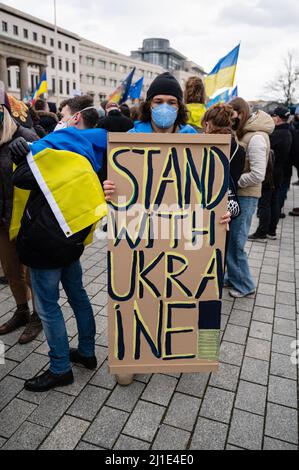 19.02.2022, Deutschland, , Berlin - Demonstration der in Berlin und Deutschland lebenden Ukrainer und Anhänger unter dem Motto Solidarität mit der Ukraine - Han Stockfoto