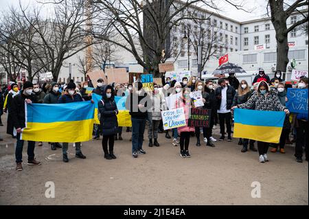 26.02.2022, Deutschland, , Berlin - Demonstration vor der russischen Botschaft unter den Linden im Bezirk Mitte von Ukrainern und Unterstützern livi Stockfoto