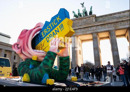 12.03.2022, Deutschland, , Berlin - Ein Karnevalswagen des Bildhauers und Floßbauers Jacques Tilly zeigt einen Pappmaché Vladimir Putin, der versucht, Ukra zu verschlingen Stockfoto