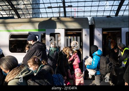 10.03.2022, Deutschland, , Berlin - Kriegsflüchtlinge aus der Ukraine steigen aus einem Zug aus Warschau aus, nachdem sie auf der Flucht am Berliner Hauptbahnhof angekommen sind Stockfoto