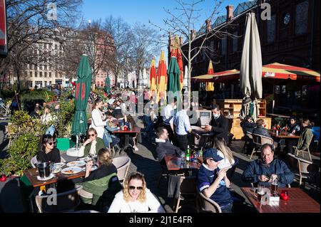 18.03.2022, Deutschland, , Berlin - Menschen, die draußen in einem Straßenrestaurant am Hackeschen Markt im Bezirk Mitte sitzen und einen sonnigen Frühlingstag genießen. 0 Stockfoto