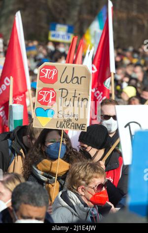 27.02.2022, Deutschland, Berlin, Berlin - Demonstration unter dem Motto Stoppt den Krieg, Frieden für die Ukraine und ganz Europa. Demonstranten demonstrieren mit placa Stockfoto