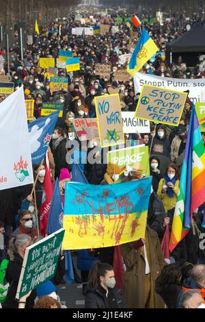 27.02.2022, Deutschland, Berlin, Berlin - Demonstration unter dem Motto Stoppt den Krieg, Frieden für die Ukraine und ganz Europa. Demonstranten demonstrieren mit poste Stockfoto