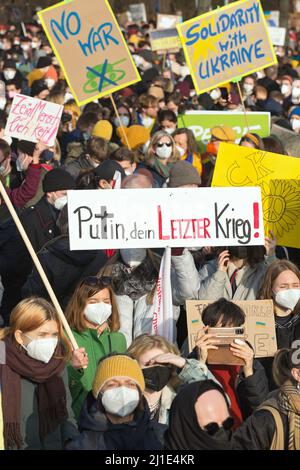 27.02.2022, Deutschland, Berlin, Berlin - Demonstration unter dem Motto Stoppt den Krieg, Frieden für die Ukraine und ganz Europa. Demonstranten demonstrieren mit poste Stockfoto