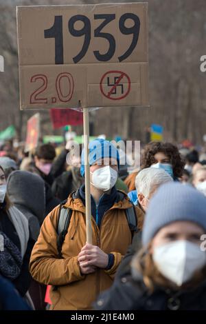 27.02.2022, Deutschland, Berlin, Berlin - Demonstration unter dem Motto Stoppt den Krieg, Frieden für die Ukraine und ganz Europa. Demonstranten demonstrieren mit poste Stockfoto