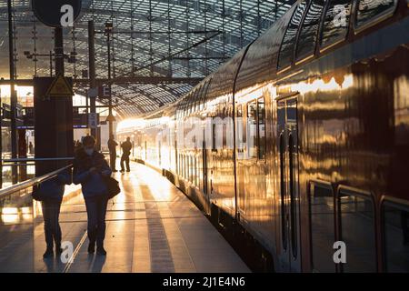 02.03.2022, Deutschland, Berlin, Berlin - Hauptbahnhof. Abfahrende Bahn im Abendlicht. 00U220302D038CAROEX.JPG [MODEL RELEASE: NO, PROPERTY RELE Stockfoto