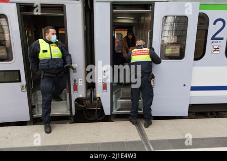 04.03.2022, Deutschland, Berlin, Berlin - zwei Männer des DB-Sicherheitspersonals stehen auf der Strecke vor einem polnischen Zug am Hauptbahnhof. Ukrainische wa Stockfoto