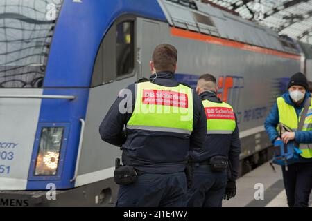 04.03.2022, Deutschland, Berlin, Berlin - zwei Männer des DB-Sicherheitspersonals stehen auf der Strecke vor einem polnischen Zug am Hauptbahnhof. Ukrainische wa Stockfoto