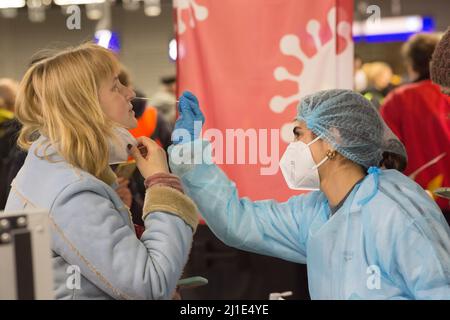 09.03.2022, Deutschland, Berlin, Berlin - Ukrainische Kriegsflüchtlinge, die mit dem Zug ankommen, werden von Freiwilligen am Hauptbahnhof betreut. Ein junger woma Stockfoto