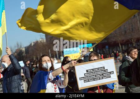 13.03.2022, Deutschland, Berlin, Berlin - große Demonstration gegen Russlands kriegerische Invasion der Ukraine. Ein Demonstrator hält ein Plakat mit dem in Stockfoto