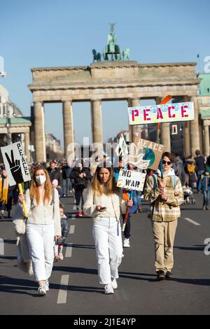 13.03.2022, Deutschland, Berlin, Berlin - große Demonstration unter dem Motto: Stoppt den Krieg! Frieden und Solidarität für die Menschen in der Ukraine. Demonstratio Stockfoto