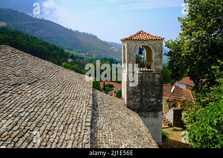 29.08.2021, Griechenland, Ostmakedonien und Thrakien, Kazaviti - Turm der Kirche der Apostel in Kazaviti. Das Bergdorf Kazaviti mit ihm Stockfoto