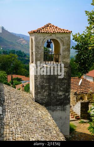 29.08.2021, Griechenland, Ostmakedonien und Thrakien, Kazaviti - Turm der Kirche der Apostel in Kazaviti. Das Bergdorf Kazaviti mit ihm Stockfoto