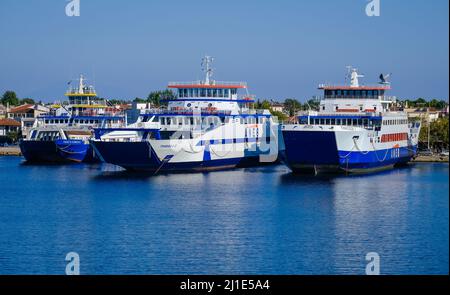 02.09.2021, Griechenland, Ostmakedonien und Thrakien, Keramoti - Fähren nach Limenas auf Thassos im Hafen von Keramoti. Keramoti ist etwa 10 km so entfernt Stockfoto