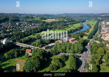 08.09.2021, Deutschland, Nordrhein-Westfalen, Witten - Stadtansicht Witten mit dem Ruhrgebiet an der B 226 über die Ruhrstraße. Die Stadt Witten liegt Stockfoto