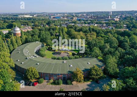 09.09.2021, Deutschland, Nordrhein-Westfalen, Mülheim an der Ruhr - Park MueGa mit den Ringlokschuppen Ruhr, heute Eventlocation, und im Hintergrund Stockfoto