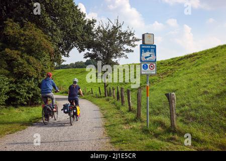 18.09.2021, Deutschland, Nordrhein-Westfalen, Bottrop - Radler fahren auf dem Emscher-Weg, einem Rad- und Fußweg entlang des Emschers. Die Emscher hat Biene Stockfoto