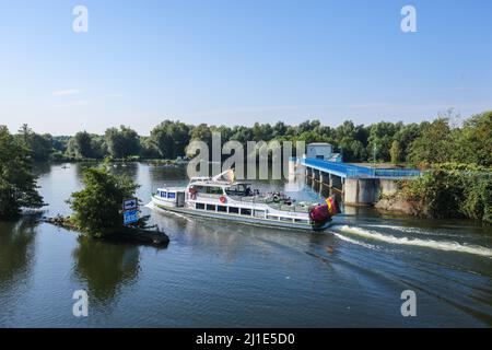 09.09.2021, Deutschland, Nordrhein-Westfalen, Mülheim an der Ruhr - Saarn-Mendener Ruhraue, grünes Ruhrgebiet. Ausflugsboot Friedrich Freye fährt weiter Stockfoto