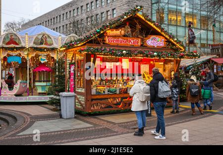 03.12.2021, Deutschland, Nordrhein-Westfalen, Essen - Weihnachtsmarkt in Essen in Zeiten der Corona-Pandemie unter 2G Bedingungen. Besucher von Kennedypla Stockfoto