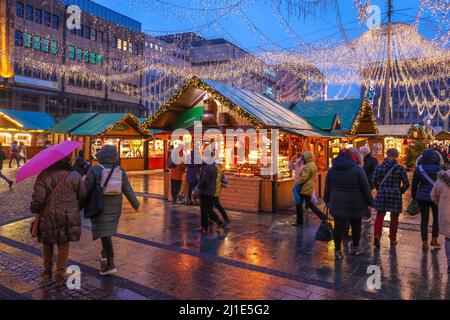 03.12.2021, Deutschland, Nordrhein-Westfalen, Essen - Weihnachtsmarkt in Essen in Zeiten der Corona-Pandemie unter 2G Bedingungen. Besucher von Kennedypla Stockfoto