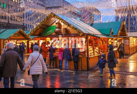 03.12.2021, Deutschland, Nordrhein-Westfalen, Essen - Weihnachtsmarkt in Essen in Zeiten der Corona-Pandemie unter 2G Bedingungen. Besucher von Kennedypla Stockfoto