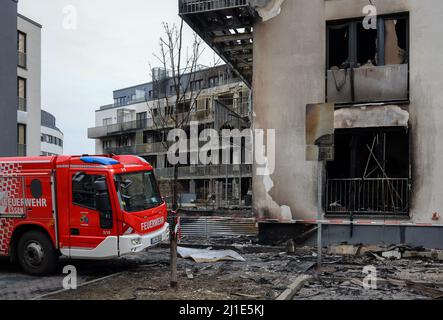 22.02.2022, Deutschland, Nordrhein-Westfalen, Essen - Großbrand in der Essener Weststadt. Wegen der Einsturzgefahr, die Ruinen des Wohnblocks Stockfoto