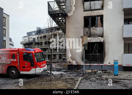 22.02.2022, Deutschland, Nordrhein-Westfalen, Essen - Großbrand in der Essener Weststadt. Wegen der Einsturzgefahr, die Ruinen des Wohnblocks Stockfoto