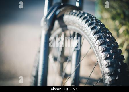 Schwarzer Gummireifen mit großen Knöpfen von einem Mountainbike aus nächster Nähe Stockfoto