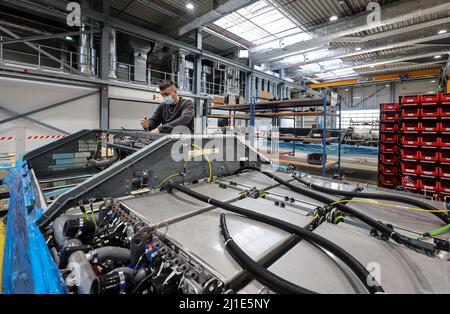 03.03.2022, Deutschland, Nordrhein-Westfalen, Herten - Cummins Hydrogenics Brennstoffzellenfabrik. Ein Mitarbeiter montiert Brennstoffzellensysteme für Alstom's Cora Stockfoto