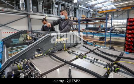 03.03.2022, Deutschland, Nordrhein-Westfalen, Herten - Cummins Hydrogenics Brennstoffzellenfabrik. Mitarbeiter montieren Brennstoffzellensysteme für Alstom's Coradia Stockfoto