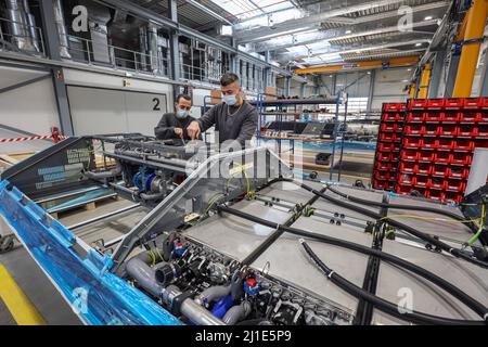 03.03.2022, Deutschland, Nordrhein-Westfalen, Herten - Cummins Hydrogenics Brennstoffzellenfabrik. Mitarbeiter montieren Brennstoffzellensysteme für Alstom's Coradia Stockfoto